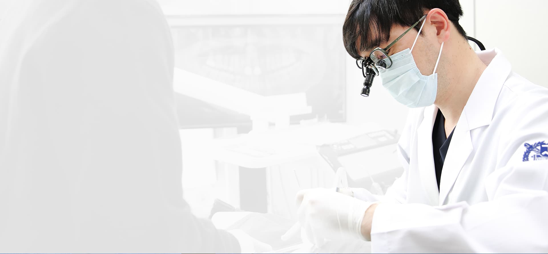 서울아크로치과 원장 루페 착용 정밀 진료